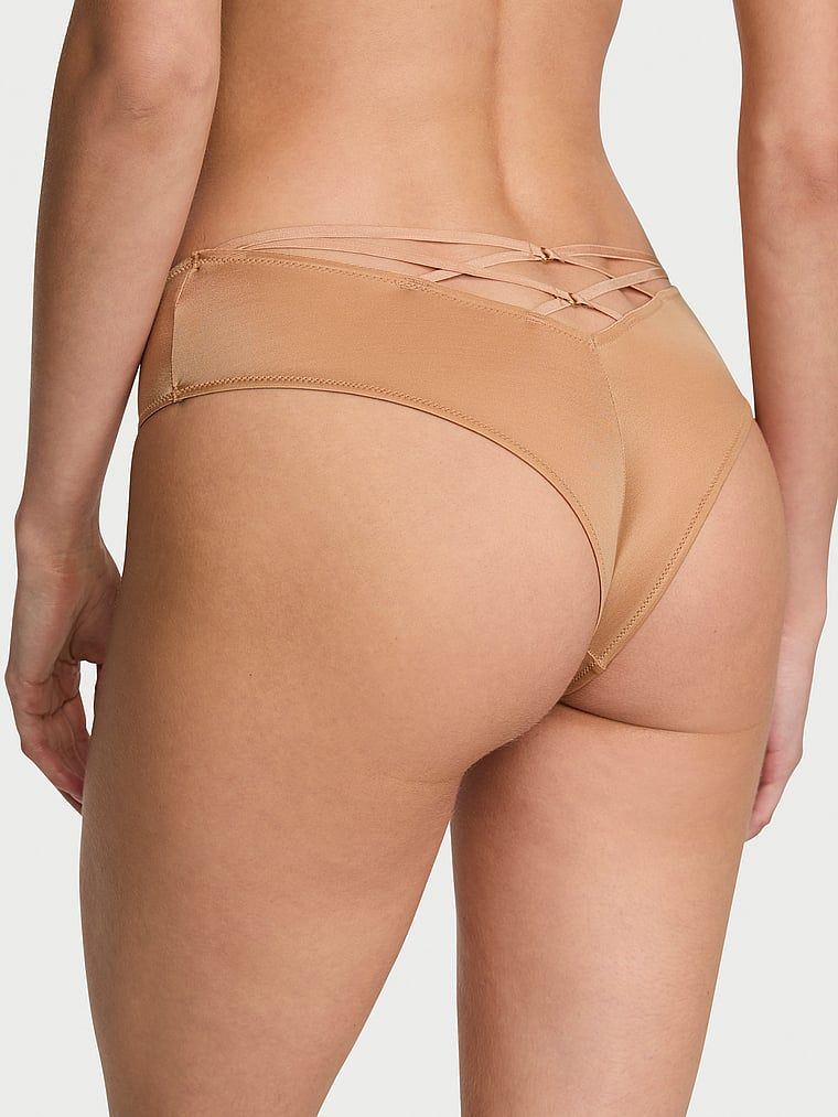 Kalhotky s ramínky vzadu a vysoko střiženými nohavicemi Strappy-Back Cheeky. Produkt je béžový a pochází z kolekce Very Sexy.