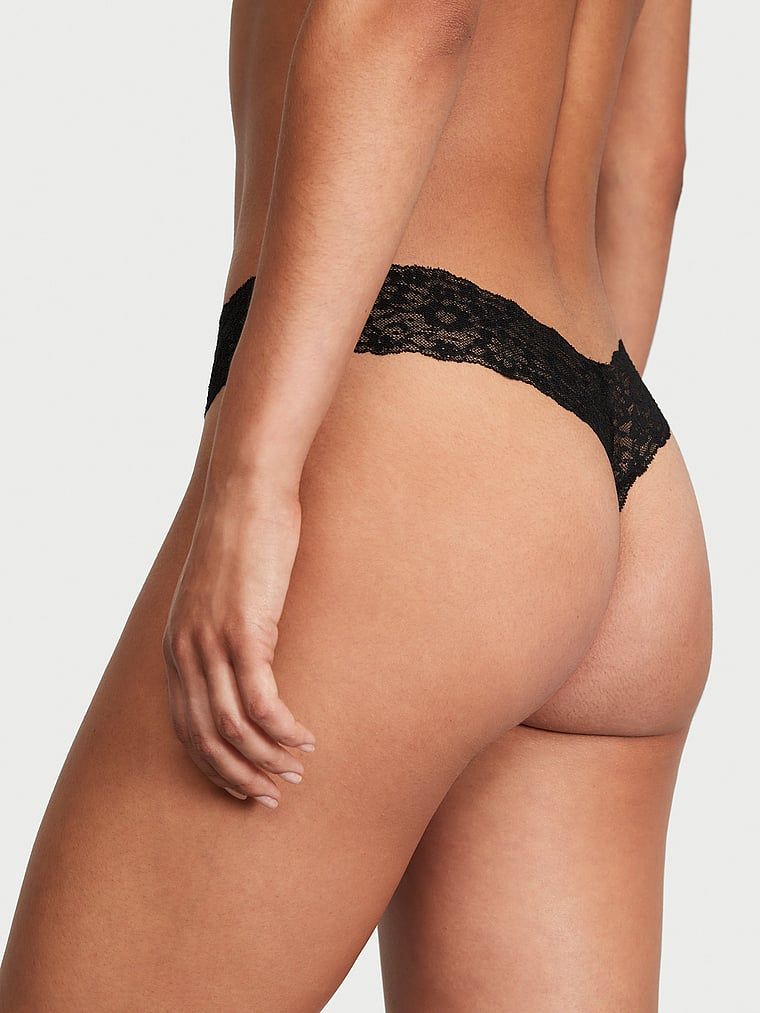Tanga s krajkou Lace. Produkt je černý a pochází z kolekce Lacie.