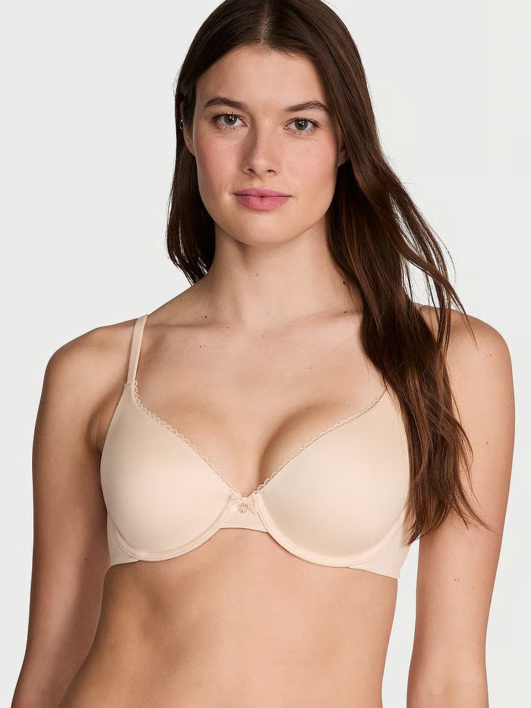 Mírně vyztužená podprsenka se silně vsazenými košíčky Infinity Edge. Produkt je béžový a pochází z kolekce Body by Victoria.