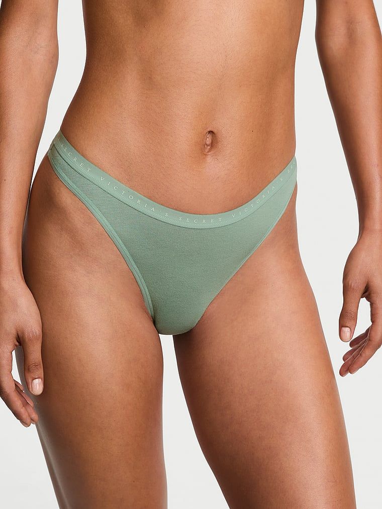 Bavlněná tanga s vysokými nohavicemi Scoop. Produkt je zelený a pochází z kolekce Body by Victoria.