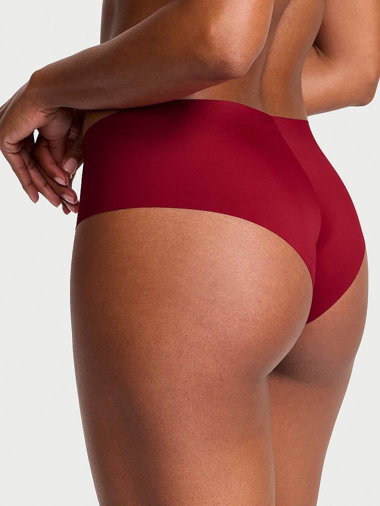 Bezešvové srdcové kalhotky bez ukázání. Produkt je červené barvy a pochází z kolekce No-Show.