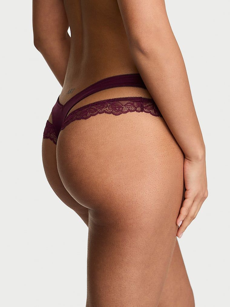 Tanga s krajkou a výstřihy po stranách. Produkt je růžové barvy a pochází z kolekce Very Sexy.