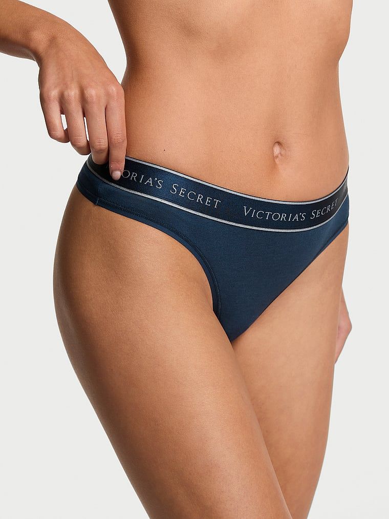 Bavlněná tanga s logem v pase. Produkt je modré barvy a pochází z kolekce Cotton.