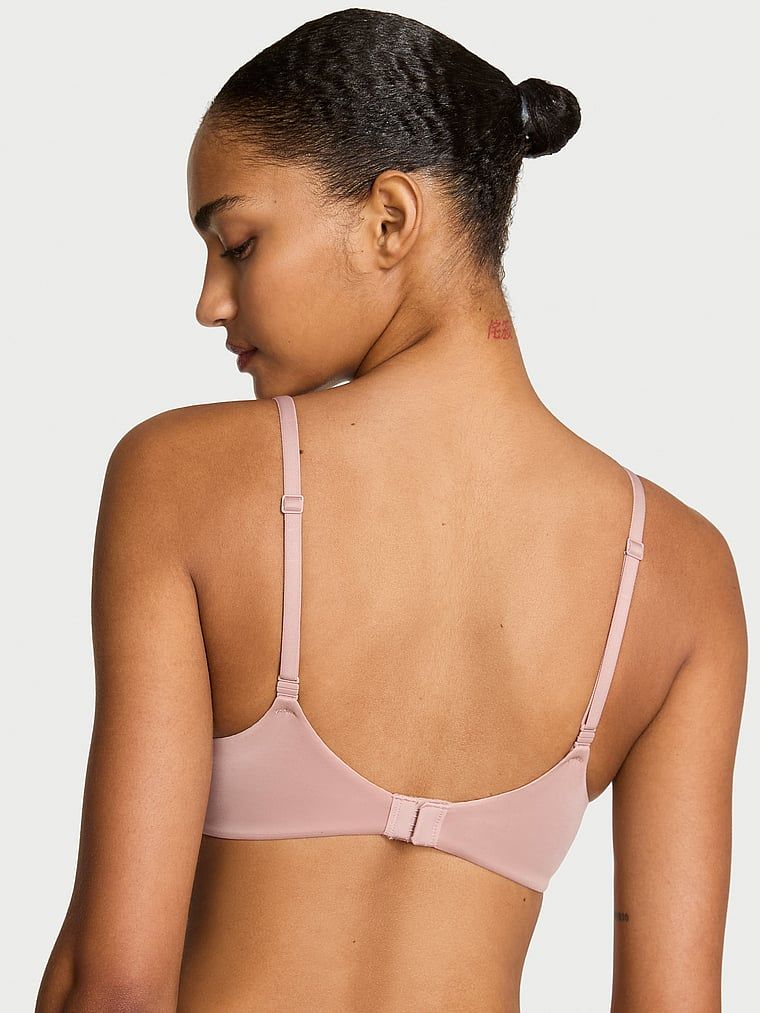 Mírně polstrovaná podprsenka Smooth Demi. Produkt je béžové barvy a pochází z kolekce Body by Victoria.
