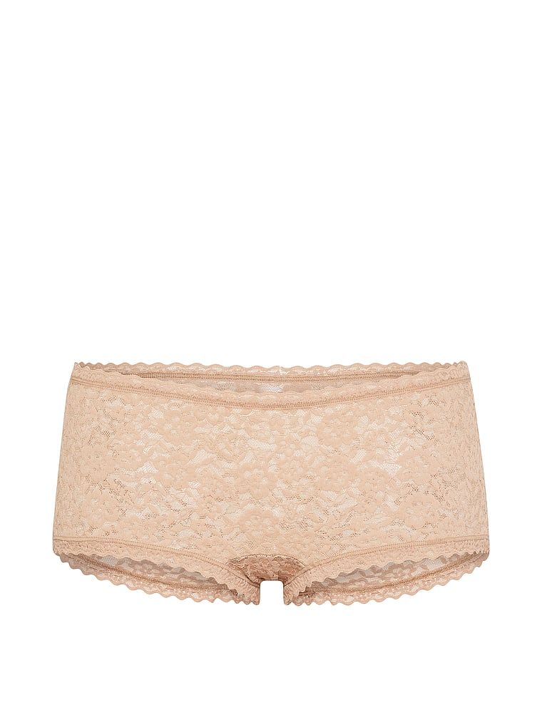 Krajkové kraťasy s nízkým pasem Boyshorts. Produkt je béžové barvy a pochází z kolekce Lacie.