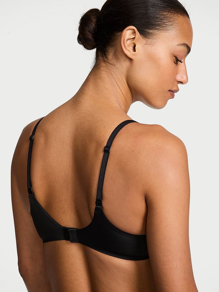 Podprsenka je mírně vycpaná balconetou FlexFactor. Produkt je černý a pochází z kolekce Body by Victoria.