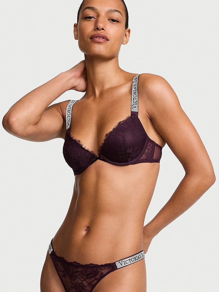 Mírně vycpávaná krajková podprsenka s lesklými ramínky Shine Strap Demi. Produkt je fialové barvy a pochází z kolekce Very Sexy.