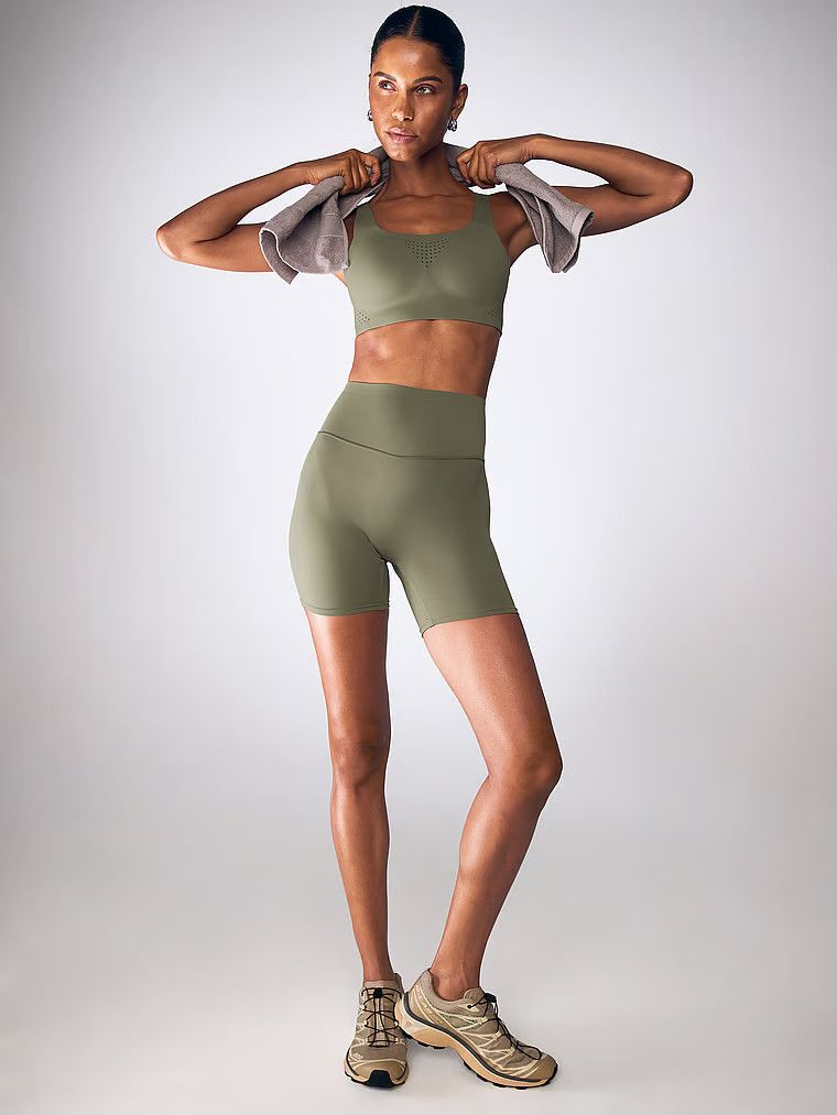 Sportovní podprsenka s maximální podporou Featherweight Max. Produkt je zelený a pochází z kolekce VSX.