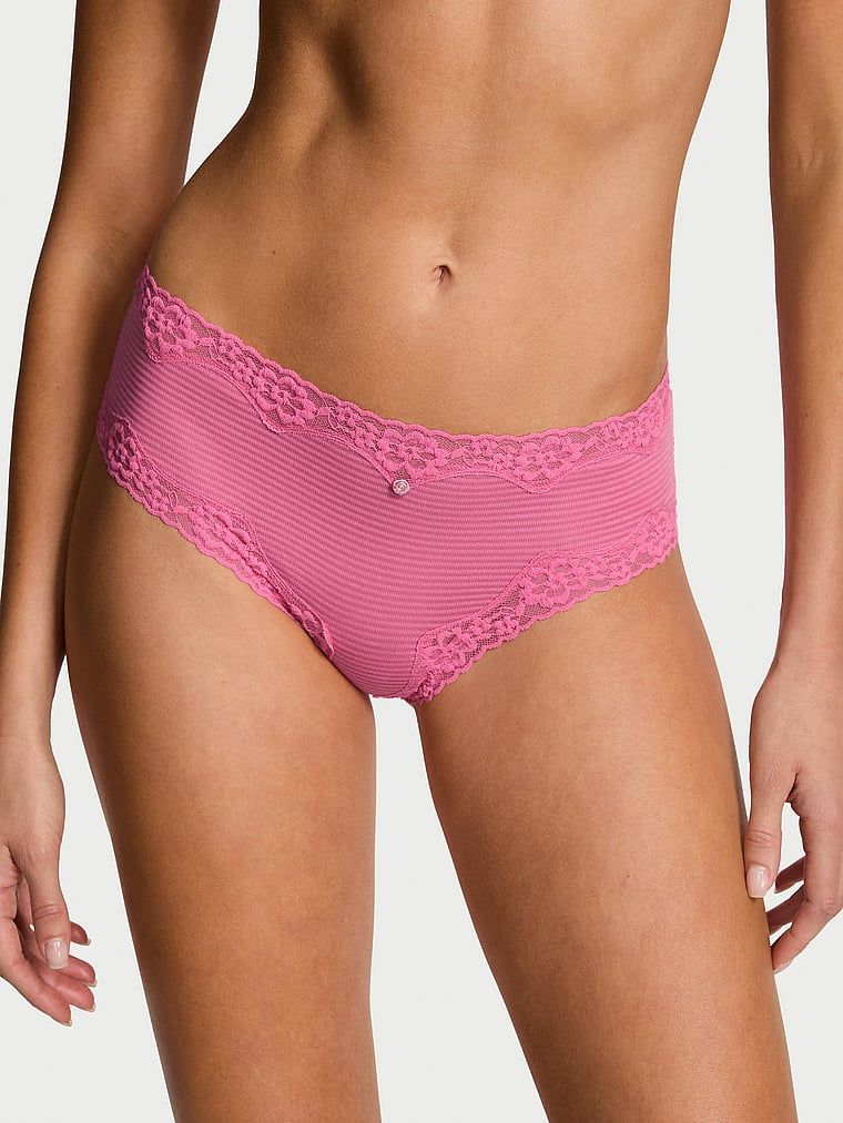 Pruhované bavlněné kalhotky s krajkou na okrajích Cheeky. Výrobek má růžovou barvu a pochází z kolekce Lace Trim.