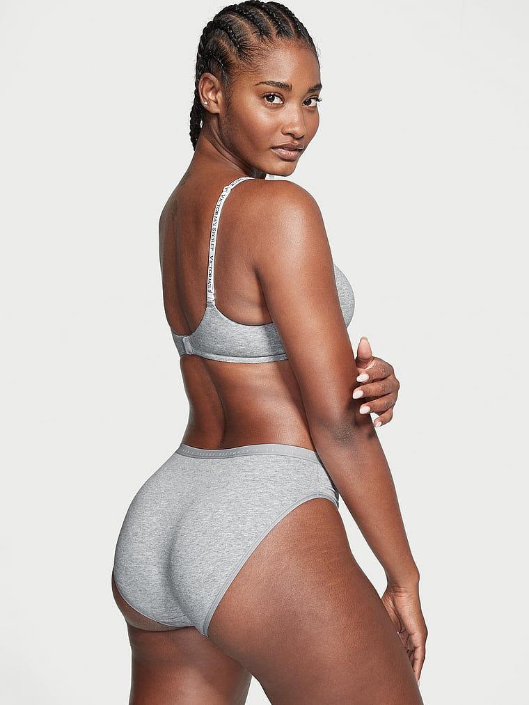 Kalhotky s vysokými nohavicemi. Produkt je šedý a pochází z kolekce Victoria's Secret.