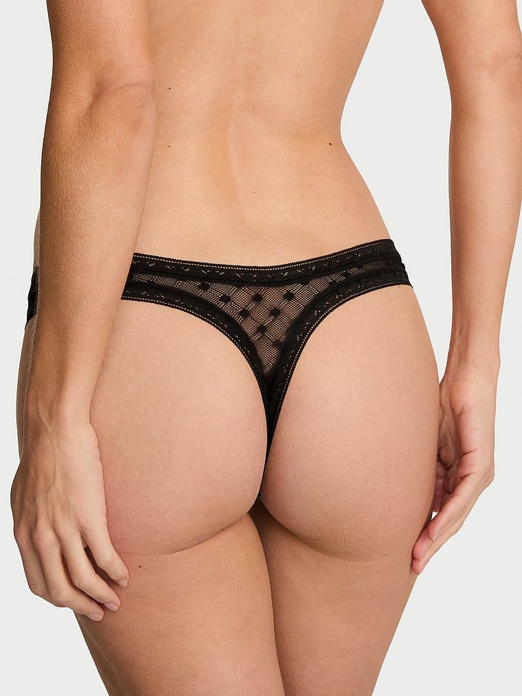 Dot Geo Ultra-Mini Scoop krajkové tanga. Produkt je černý a pochází z kolekce Lacie.