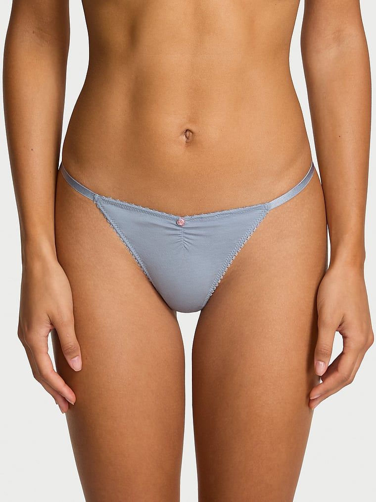 Bavlněné tanga s krajkou vzadu Heart Lace. Produkt je modré barvy a pochází z kolekce Victoria's Secret.