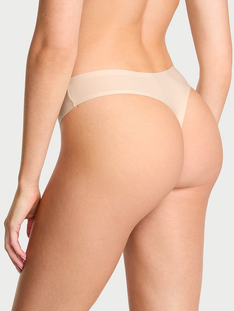 Flexibilní tanga z mikrovlákna. Produkt je béžový a pochází z kolekce Body by Victoria.