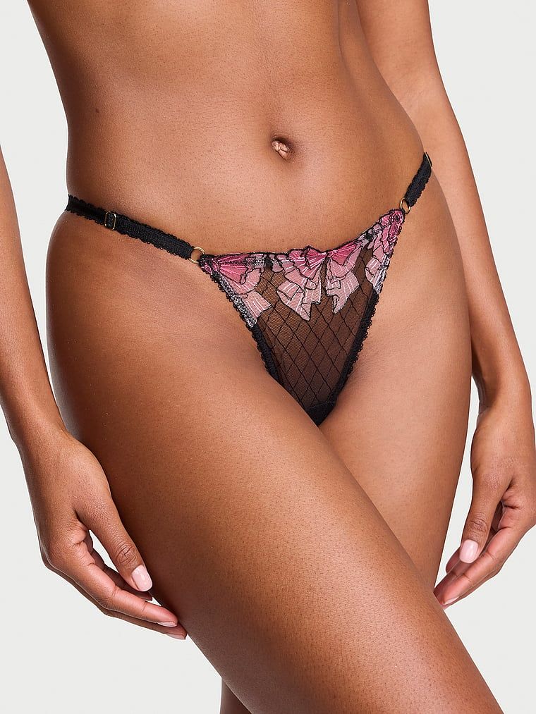 Tanga s nastavitelnými ramínky Tease Bow. Produkt je vzorovaný a pochází z kolekce Victoria's Secret.