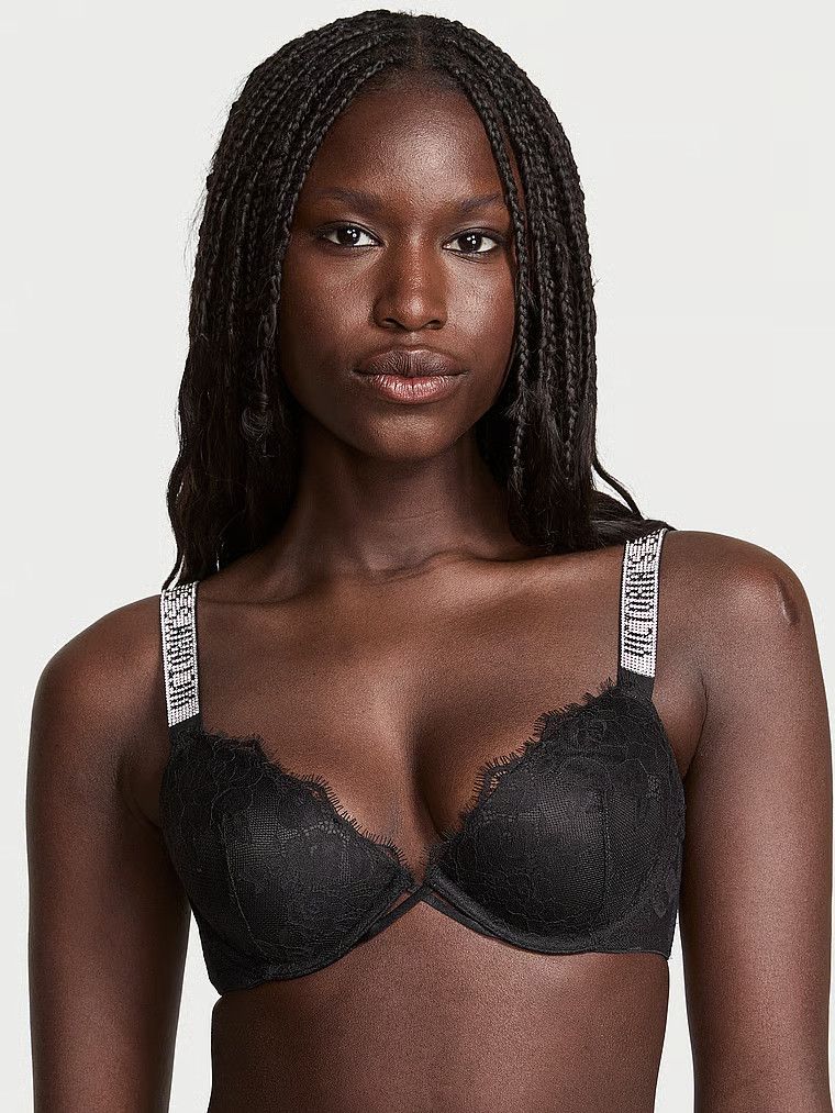 Mírně vyztužená krajková podprsenka s lesklými ramínky Shine Strap Demi. Produkt je černý a pochází z kolekce Very Sexy.