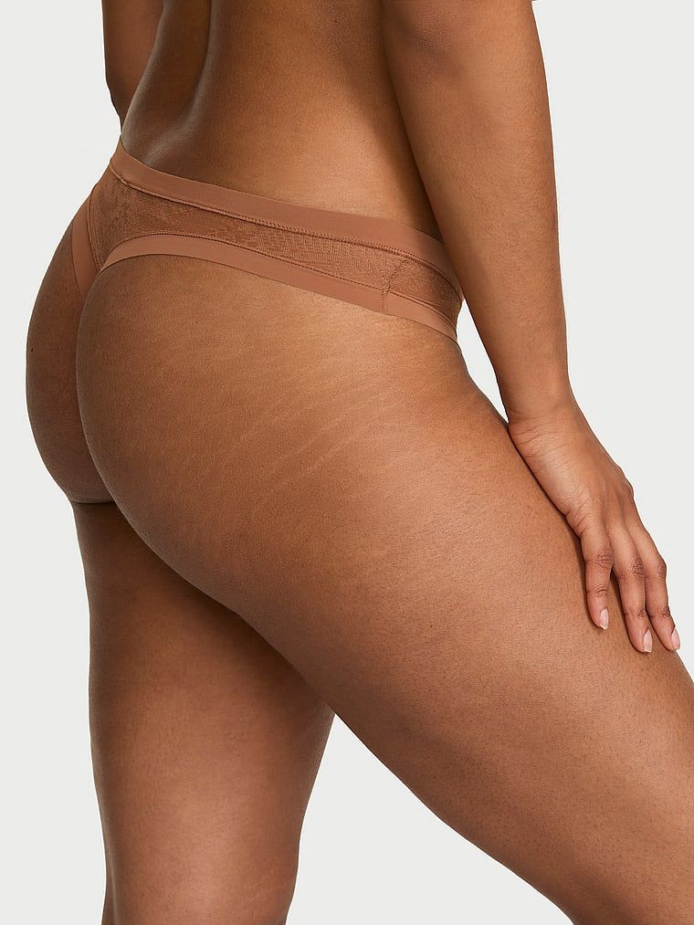 Síťované tanga s hadem bez záběrů. Produkt je hnědé barvy a pochází z kolekce No-Show.