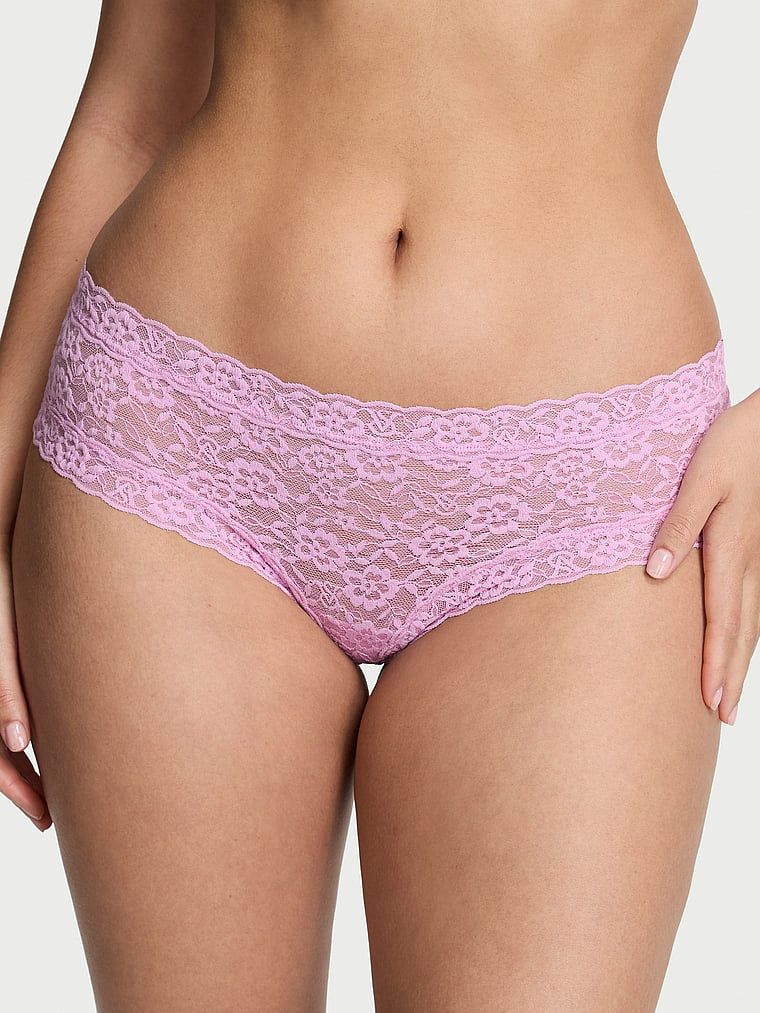 Krajkové kalhotky s ramínky vzadu Blossom Cheeky. Produkt je fialové barvy a pochází z kolekce Lacie.