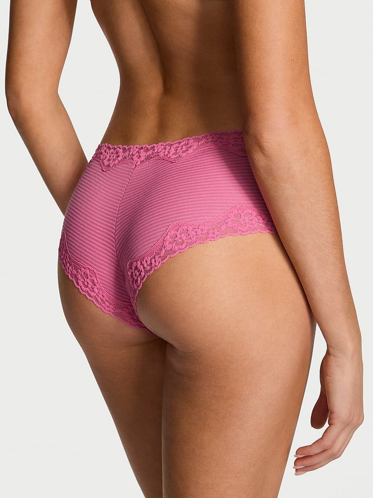 Pruhované bavlněné kalhotky s krajkou na okrajích Cheeky. Výrobek má růžovou barvu a pochází z kolekce Lace Trim.
