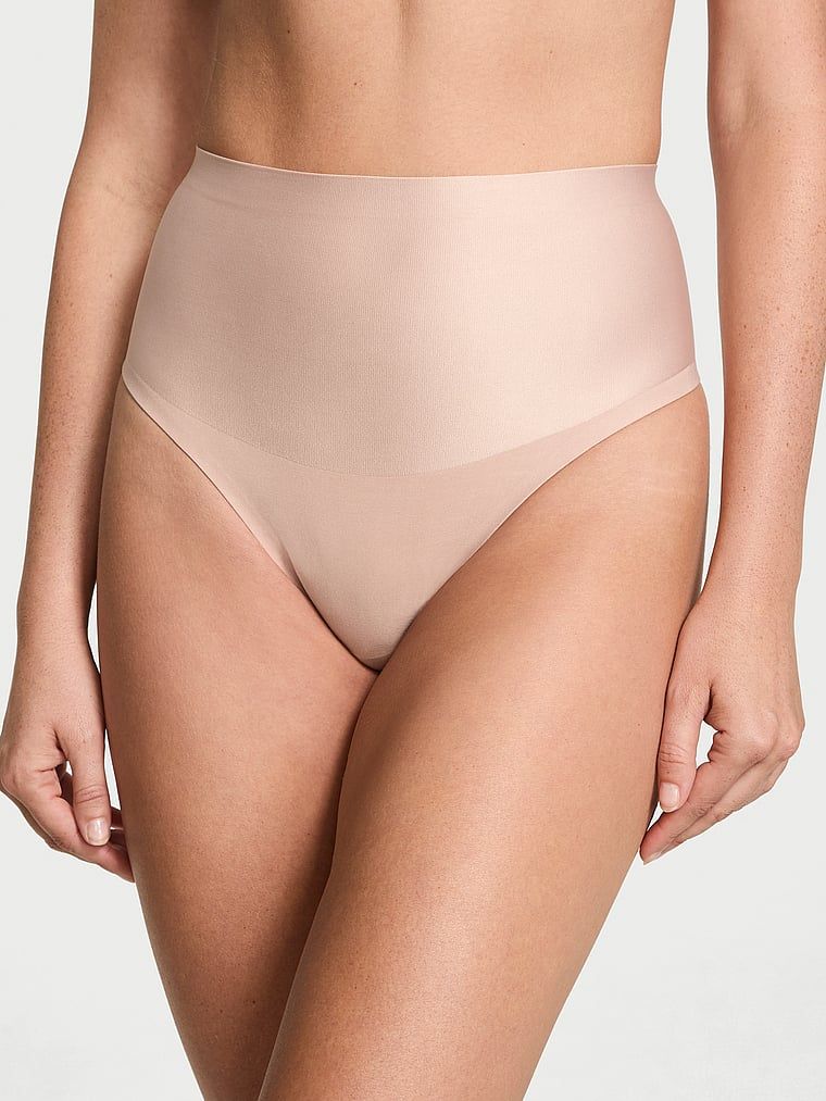 Vyhlazující tvarující tanga s vysokým pasem. Produkt je béžový a pochází z kolekce Body by Victoria.