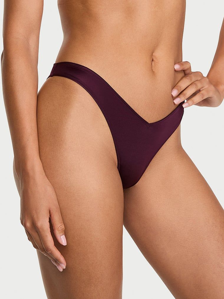 Tanga s ramínky vzadu a vysoko střiženými rameny na zádech. Produkt je fialové barvy a pochází z kolekce Very Sexy.