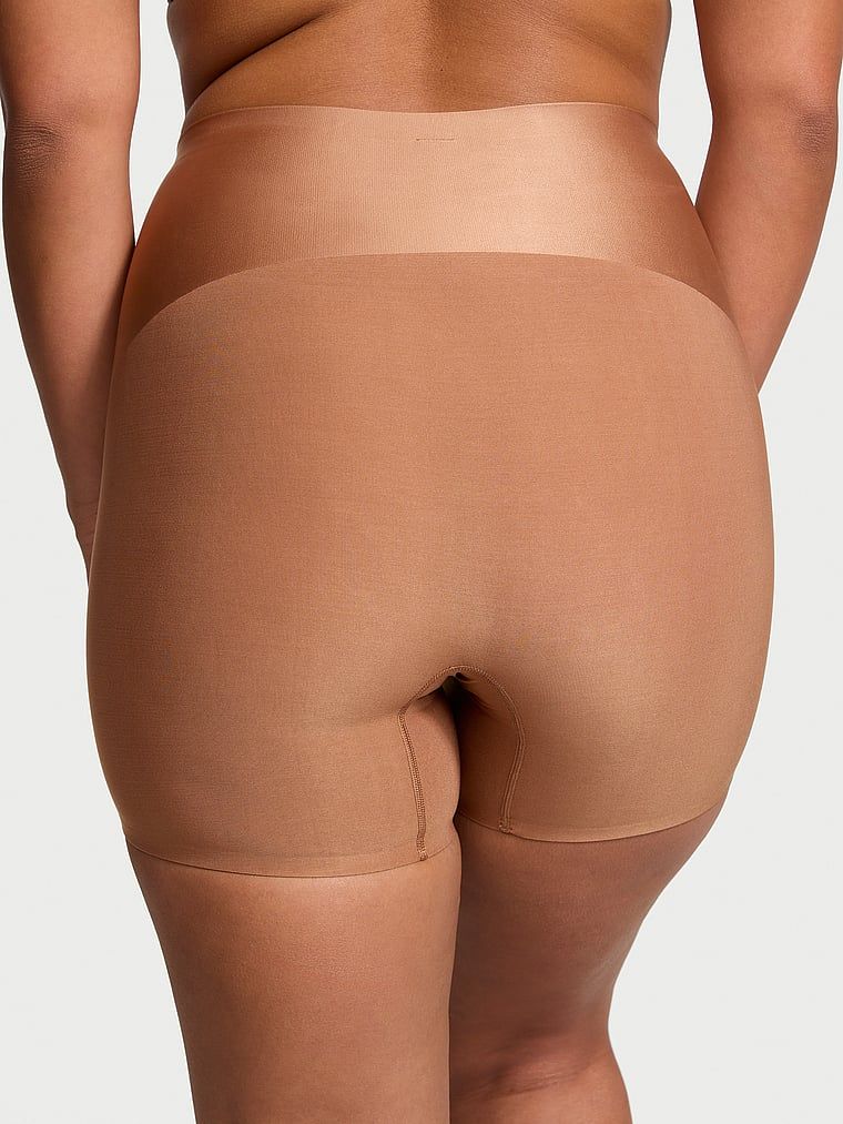 Vyhlazující tvarující šortky Shimmer s vysokým pasem. Produkt je hnědý a pochází z kolekce Body by Victoria.