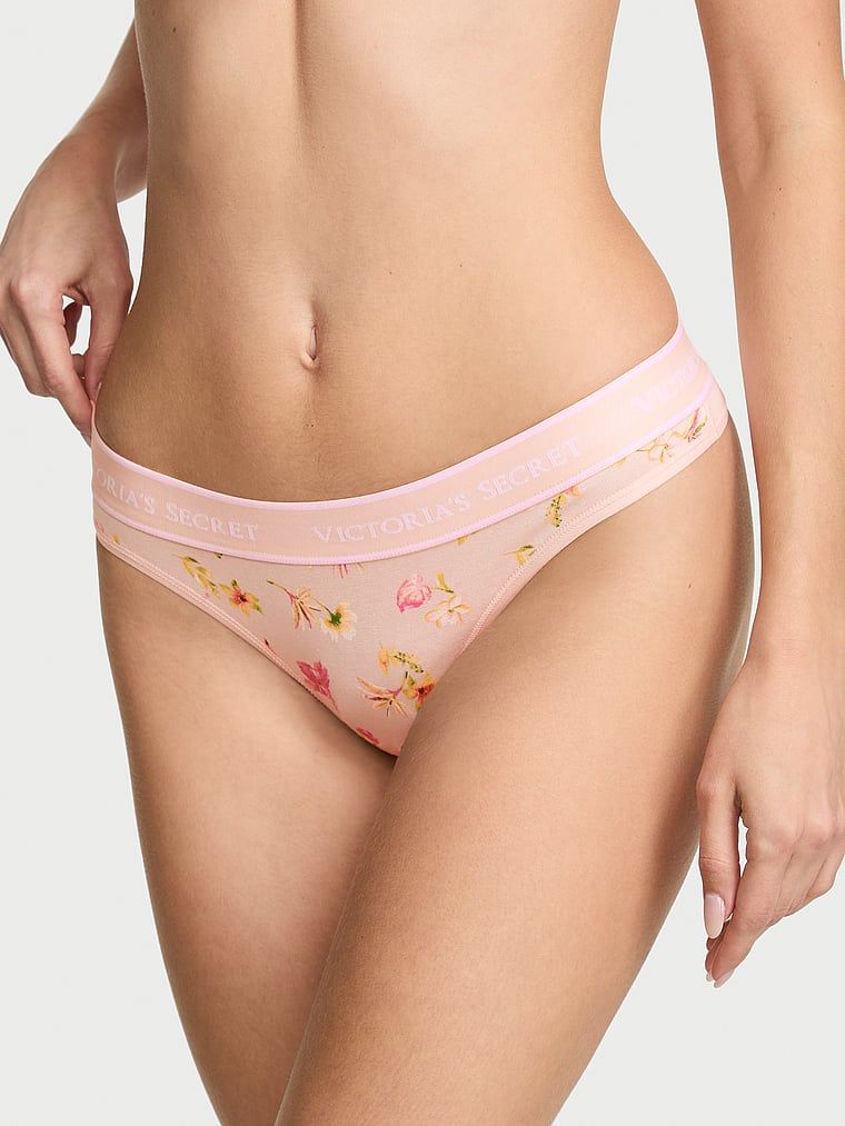 Bavlněné tanga s logem v pase. Produkt je květinové barvy a pochází z kolekce Cotton.