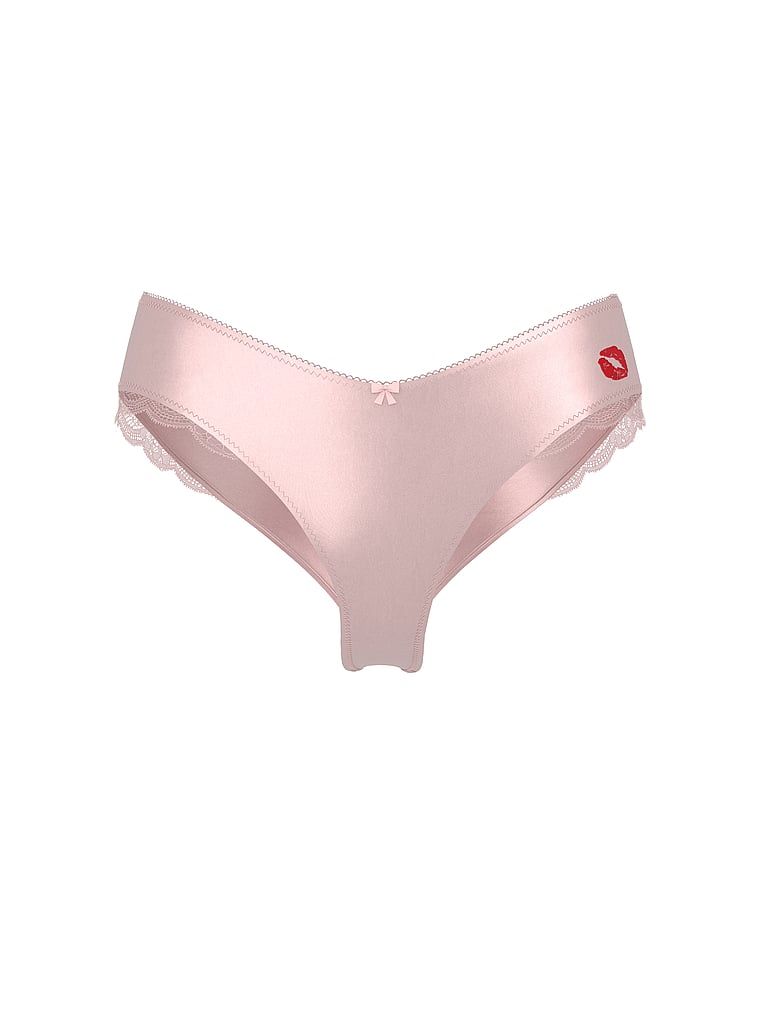 Satenové kalhotky s vysoko střiženými nohavičkami Tease Kiss Cheeky. Produkt je růžové barvy a pochází z kolekce Victoria's Secret.