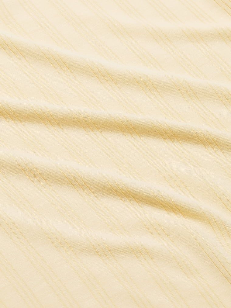 Tričko SoSoft Ultra-Fine Sleeping Modal. Produkt je žluté barvy a pochází z kolekce Victoria's Secret.