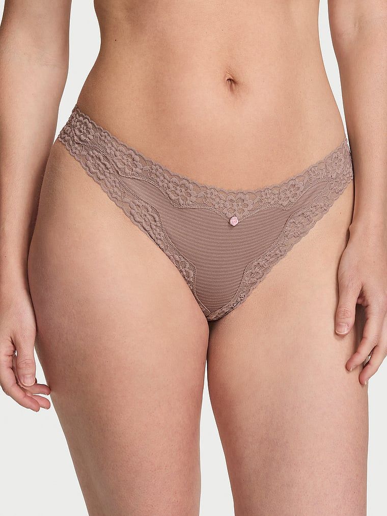 Lace Trim Bavlněná tanga s jemným pruhovaným vzorem a krajkou v pase