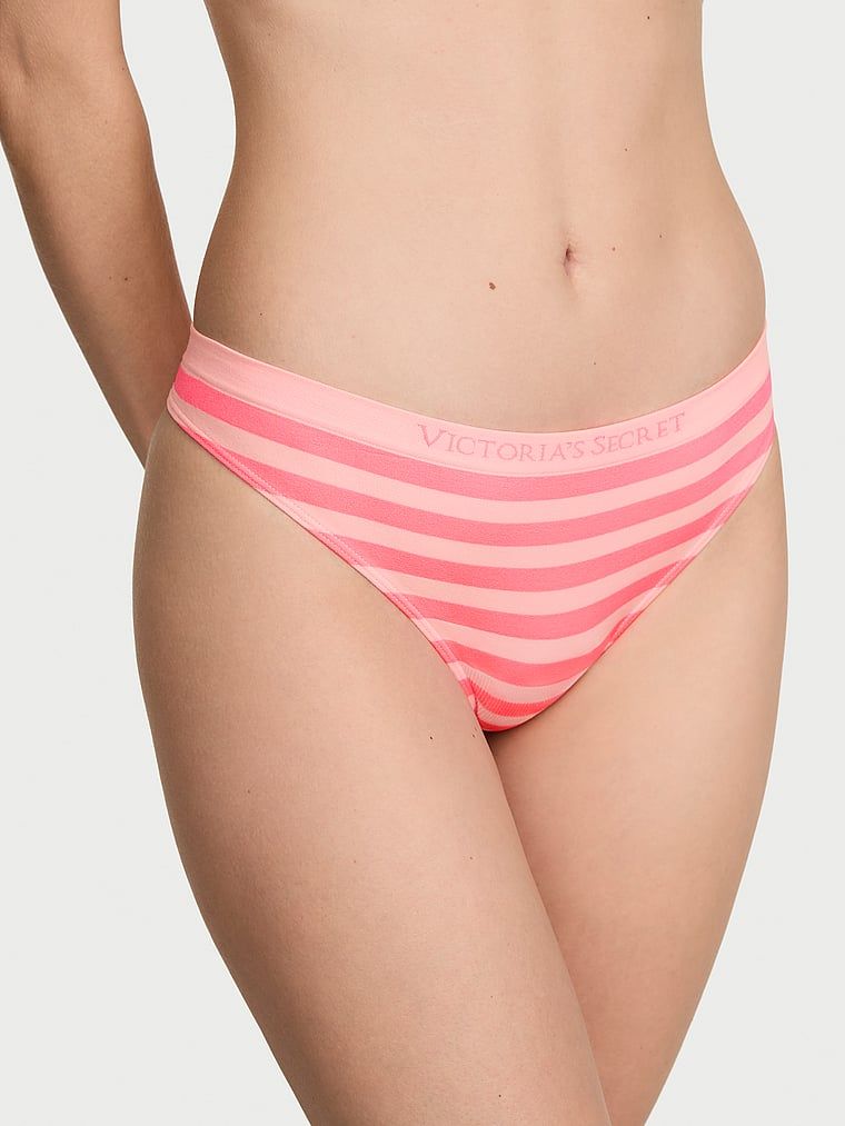 Bezešvé tanga. Produkt je vzorovaný a pochází z kolekce Seamless.