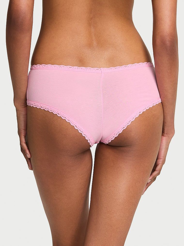 Bavlněné kalhotky s krajkou na okrajích Lace-Waist Cheeky. Produkt je růžové barvy a pochází z kolekce Lace Trim.