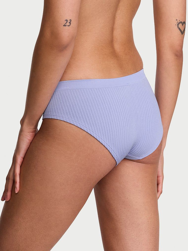 Bezešvé průsvitné žebrové kalhotky typu hiphugger. Produkt je fialové barvy a pochází z kolekce Seamless.