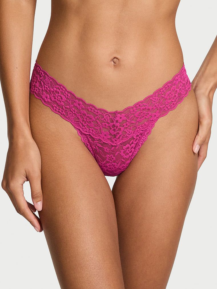 Krajková tanga s ramínky na zádech značky Blossom. Produkt je růžové barvy a pochází z kolekce Lacie.