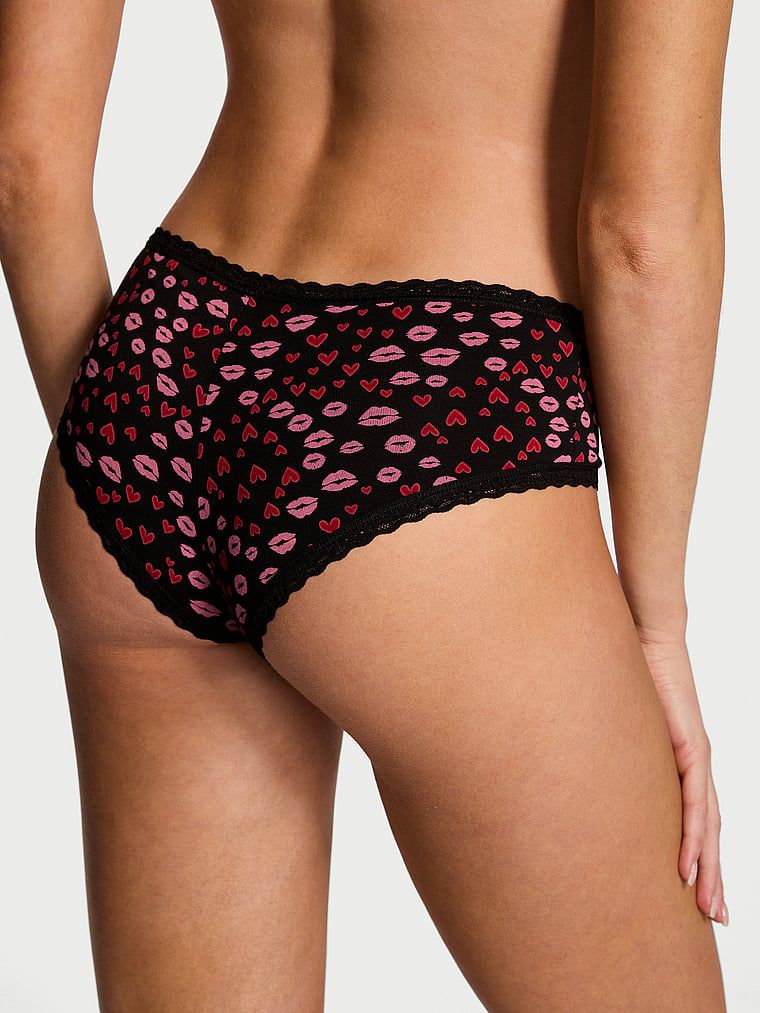 Bavlněné kalhotky s krajkou na okrajích Lace-Waist Cheeky. Produkt je vzorovaný a pochází z kolekce Lace Trim.