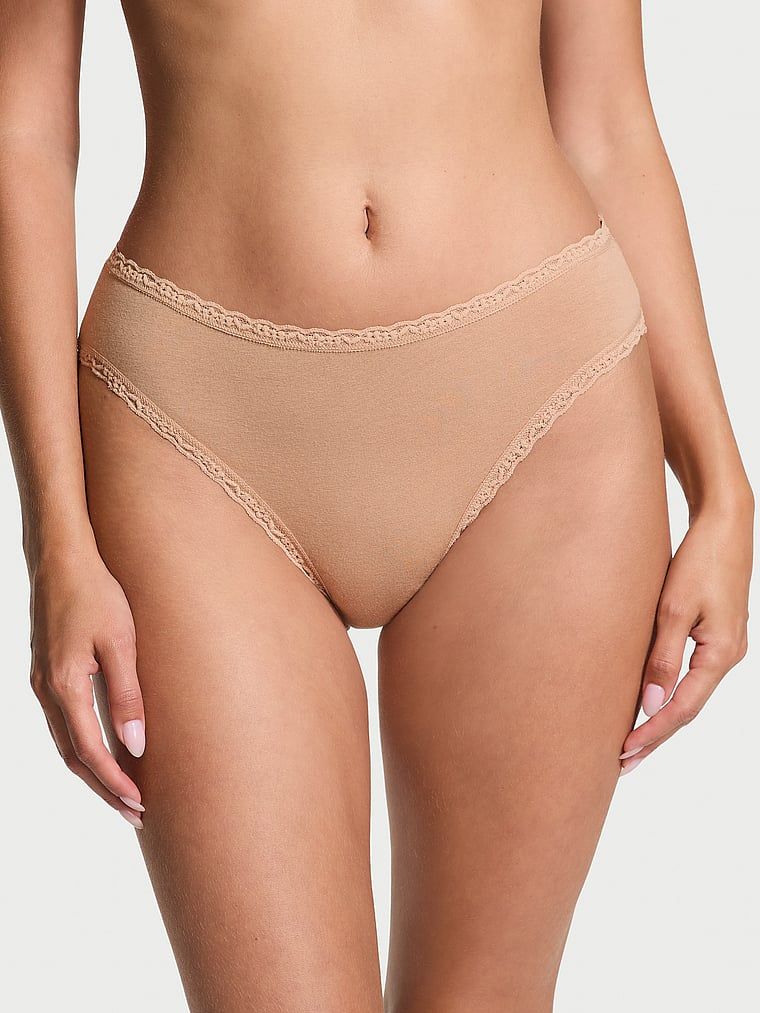 Bavlněné kalhotky s krajkou v bikinách s krajkovým lemem. Produkt je béžový a pochází z kolekce Lacie.