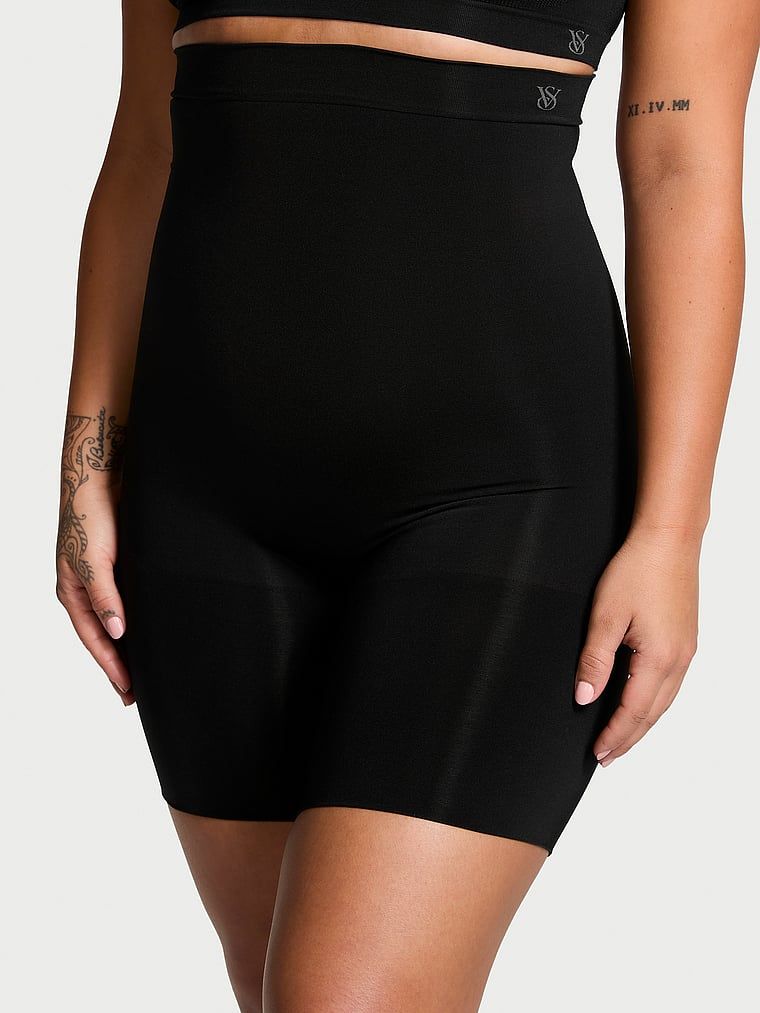 Tvarovací šortky Shapewear by Victoria. Produkt je černý a pochází z kolekce Victoria's Secret.