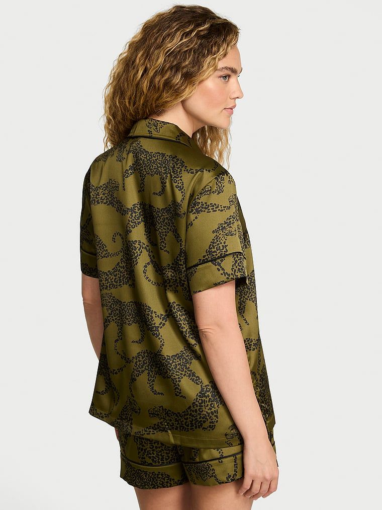 Lesklé saténové pyžamo s glazovanými saténovými šortkami. Produkt je vzorovaný a pochází z kolekce Victoria's Secret.