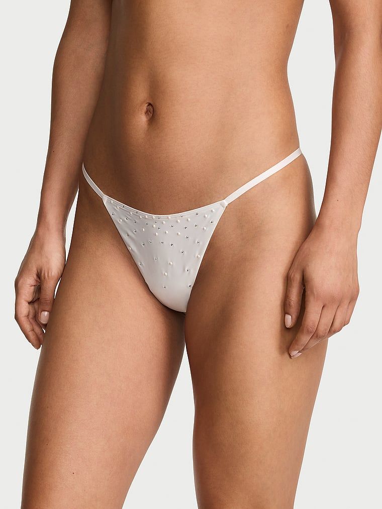 Satenová tanga s perlovými krystaly. Produkt je bílý a pochází z kolekce Dream Angels.