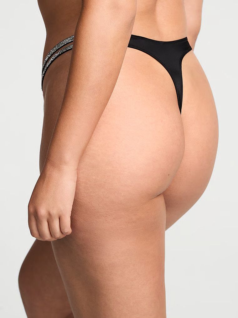 Tanga s dvojitým lesklým páskem. Produkt je černý a pochází z kolekce Very Sexy.