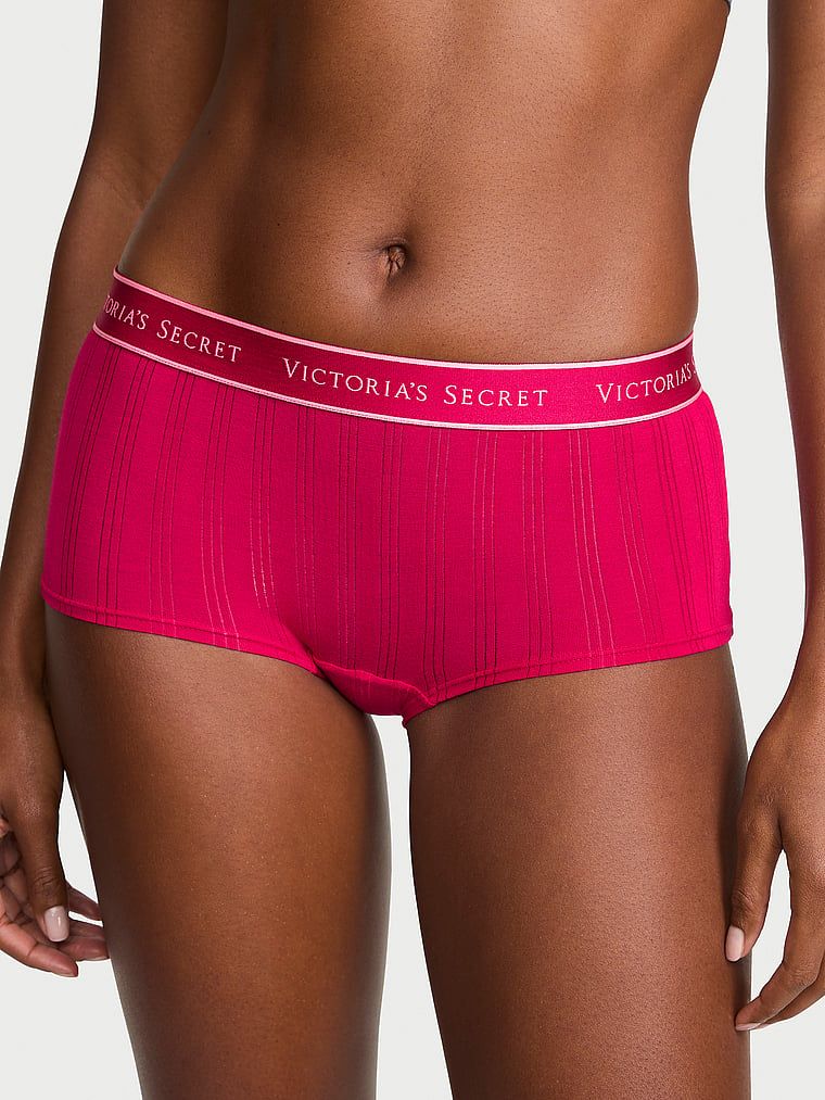 Kraťasy vyrobené z Ultra-Fine Logo Boyshort modal. Produkt je růžové barvy a pochází z kolekce Cotton.