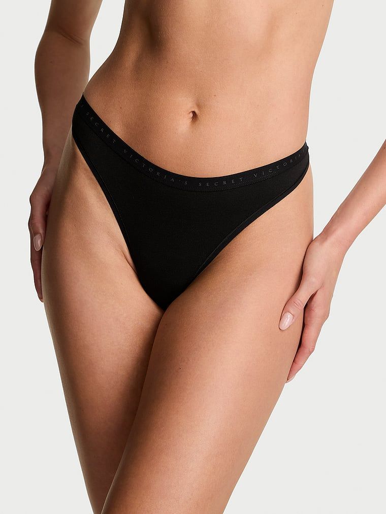 Bavlněné tanga s vysokými nohavičkami. Produkt je černý a pochází z kolekce Victoria's Secret.