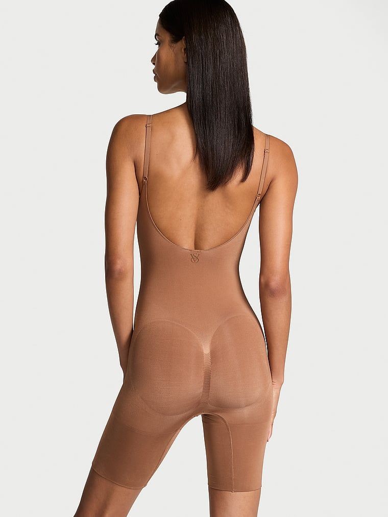 Tvarovací overal Shapewear od Victoria s kraťasy. Výrobek je hnědý a pochází z kolekce Victoria's Secret.