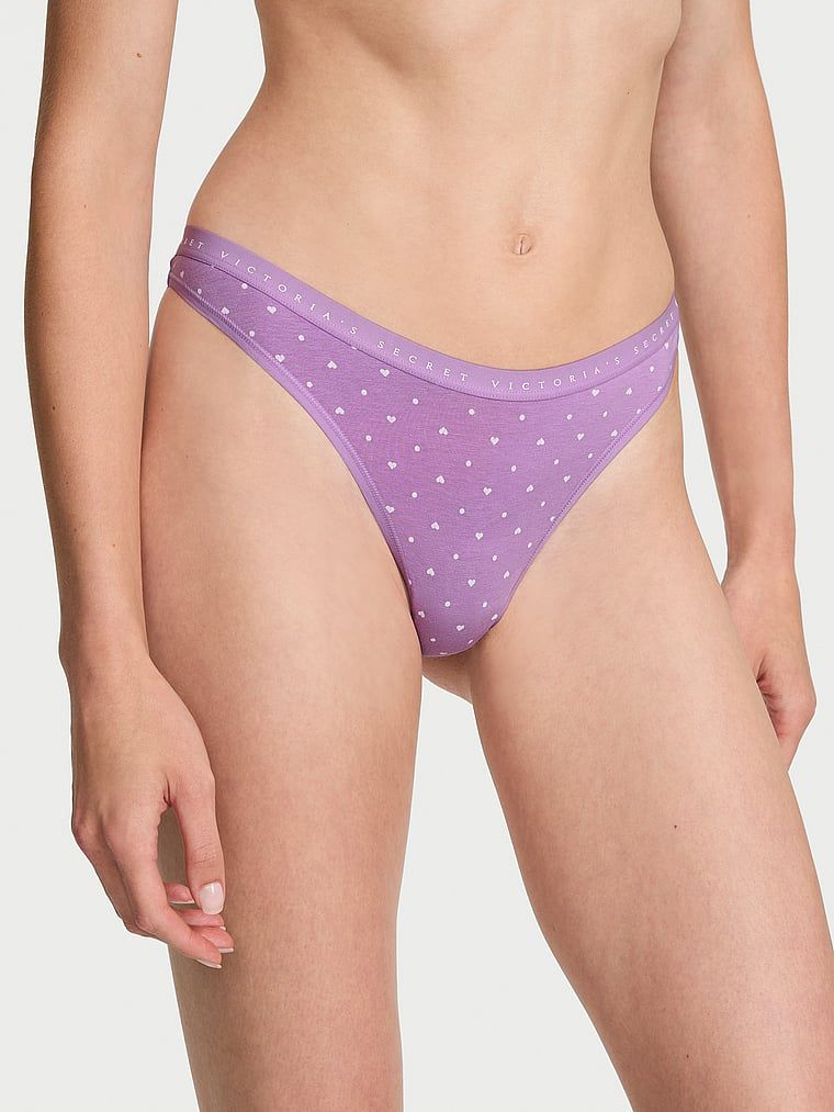 Bavlněné tanga s vysokými nohavičkami. Produkt má vzorovanou barvu a pochází z kolekce Victoria's Secret.
