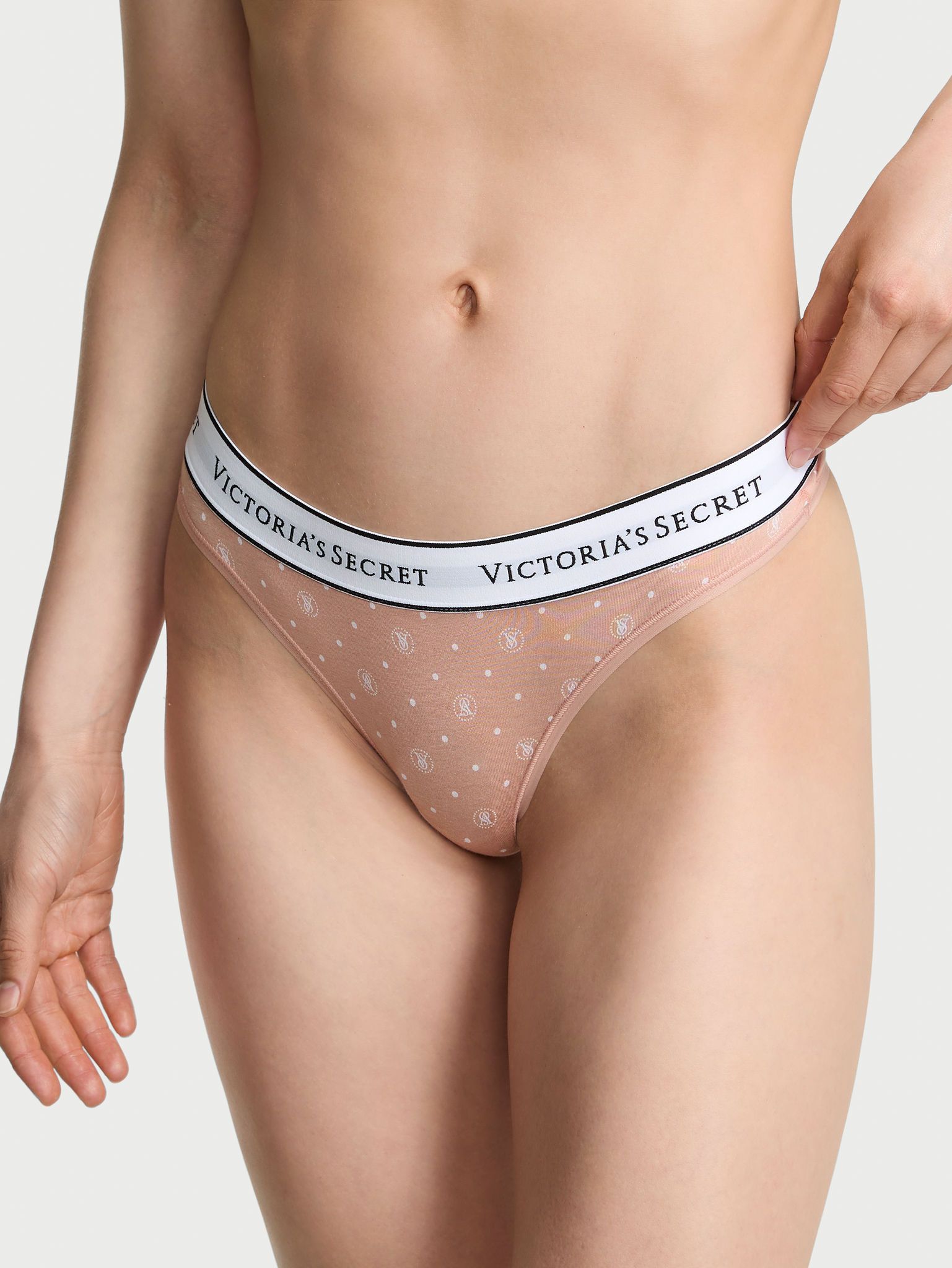 Bavlněná tanga s logem v pase. Produkt je vzorovaný a pochází z kolekce Cotton.