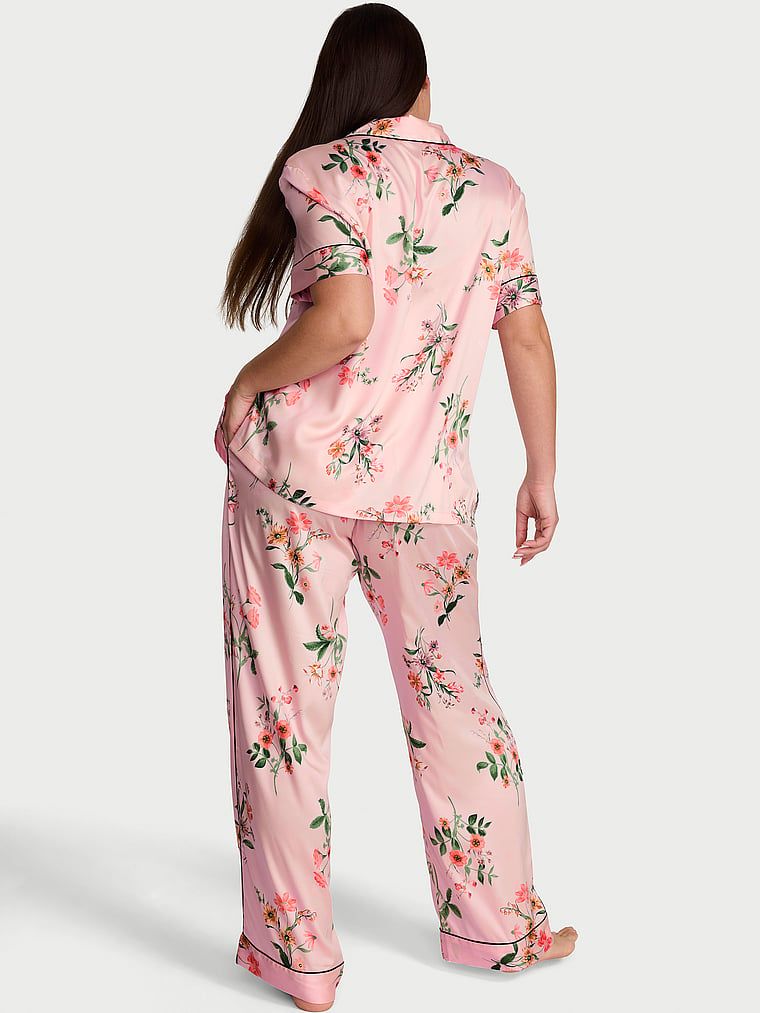 Lesklé saténové pyžamo s krátkými rukávy a dlouhé kalhoty s glazovaným saténem. Produkt má květinový vzor a pochází z kolekce Victoria's Secret.