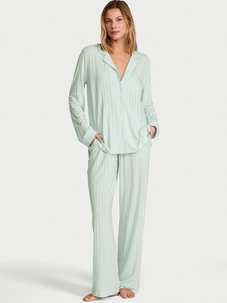 Modalní pyžamo s dlouhými rukávy SoSoft. Produkt je zelené barvy a pochází z kolekce Victoria's Secret.