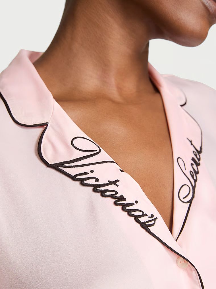 Pyžamo z lesklého saténu s glazovanými saténovými šortkami. Produkt je růžový a pochází z kolekce Victoria's Secret.