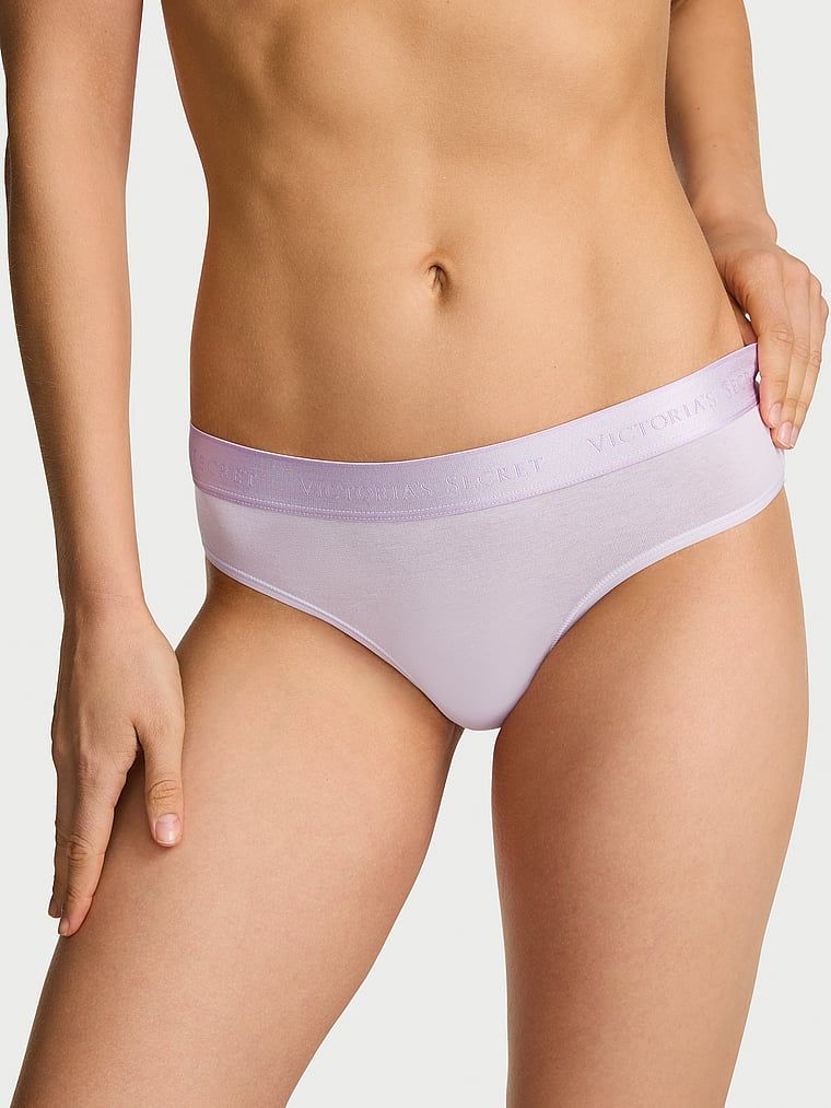 Bavlněné kalhotky s logem a popruhy na zádech Hiphuggera. Produkt je fialové barvy a pochází z kolekce Cotton.