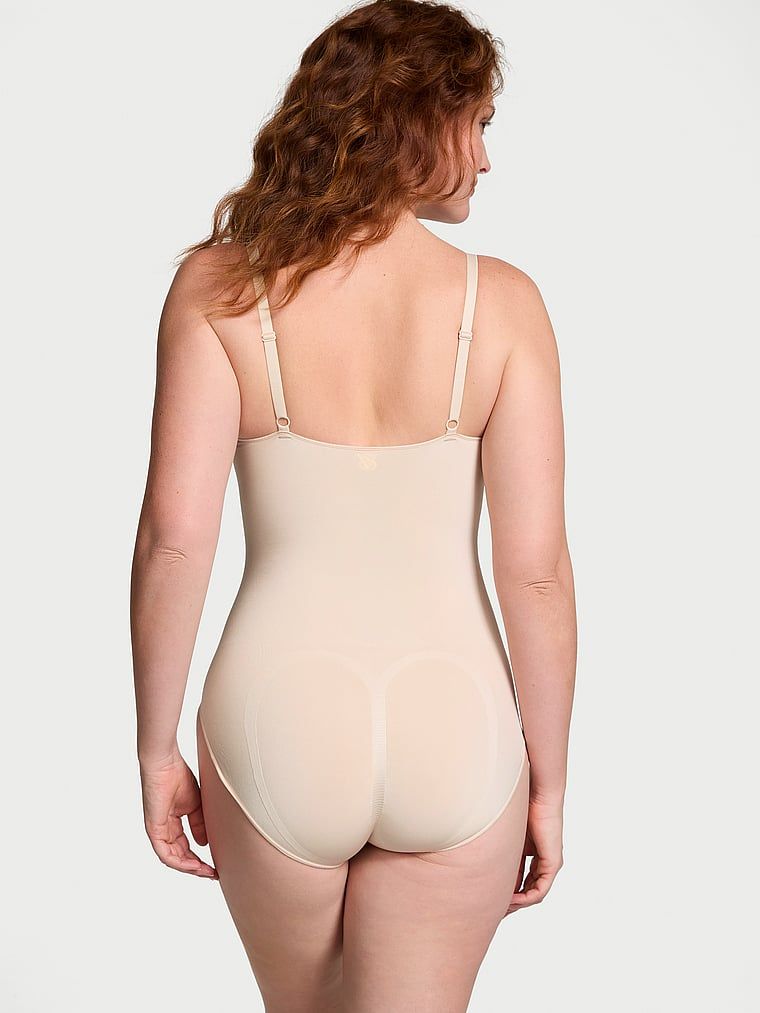 Tvarovací prádlo od Victoria tvarující kombinézu. Produkt je béžový a pochází z kolekce Victoria's Secret.
