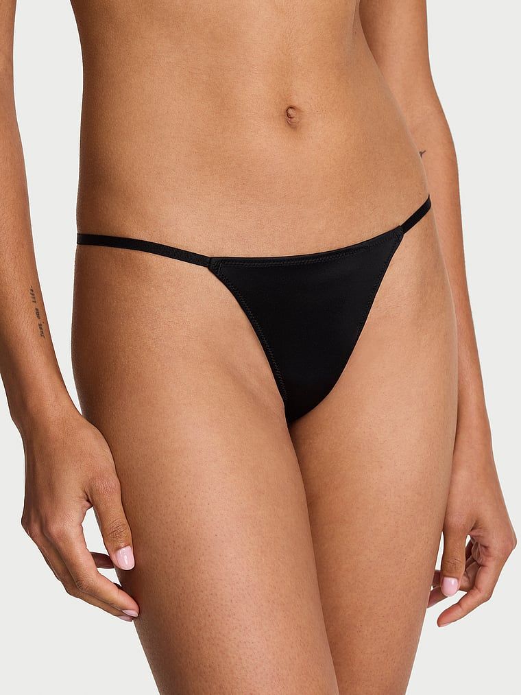Tanga s řetízkem vzadu Charm. Produkt je černý a pochází z kolekce Very Sexy.